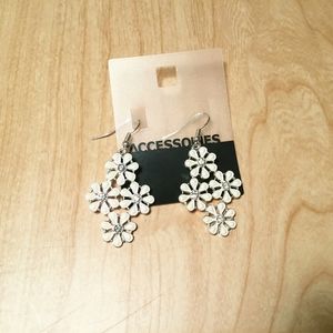 NWT White dangle daisy flower silver color earrings